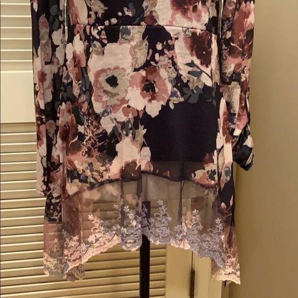 59. Cupio Hi Low Hem Blouse, Floral & Long Sle… - Picture 5 of 13